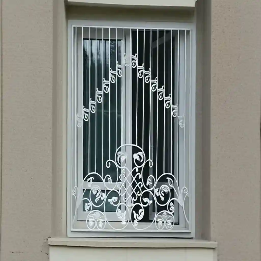 عکس حفاظ پنجره مدل بهار نصب شده در باغ ویلا با پیچک گل وار