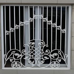 تصویر اجرای حفاظ مدل بهار روی پنجره ویلایی با منظره سبز