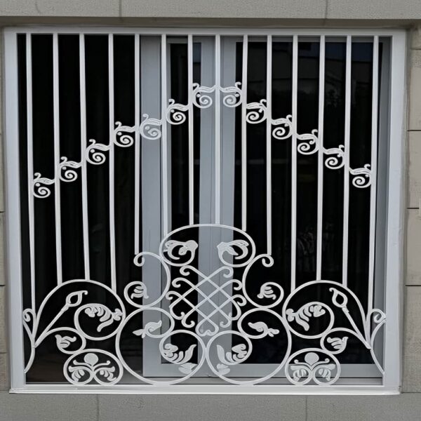 تصویر اجرای حفاظ مدل بهار روی پنجره ویلایی با منظره سبز