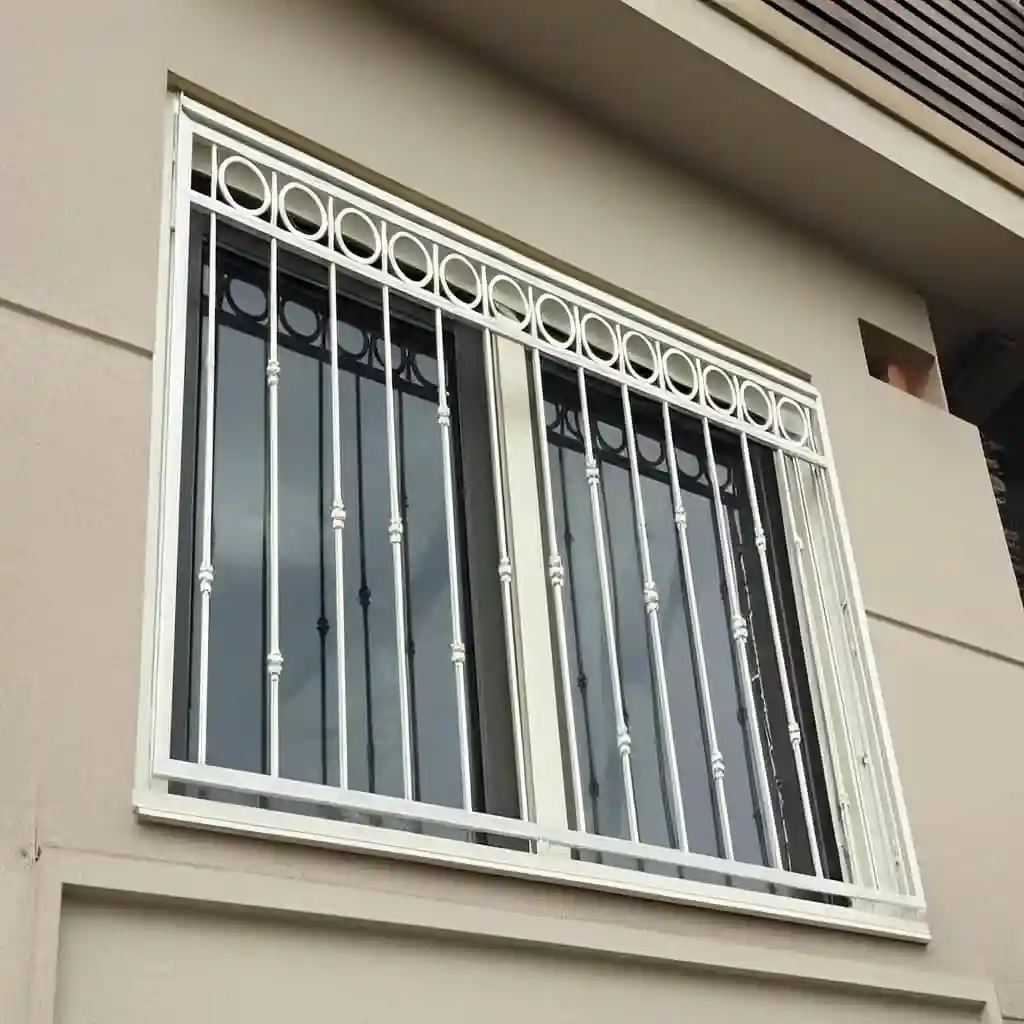 عکس حفاظ پنجره حلقه ای کلاسیک نصب شده روی نمای ساختمان