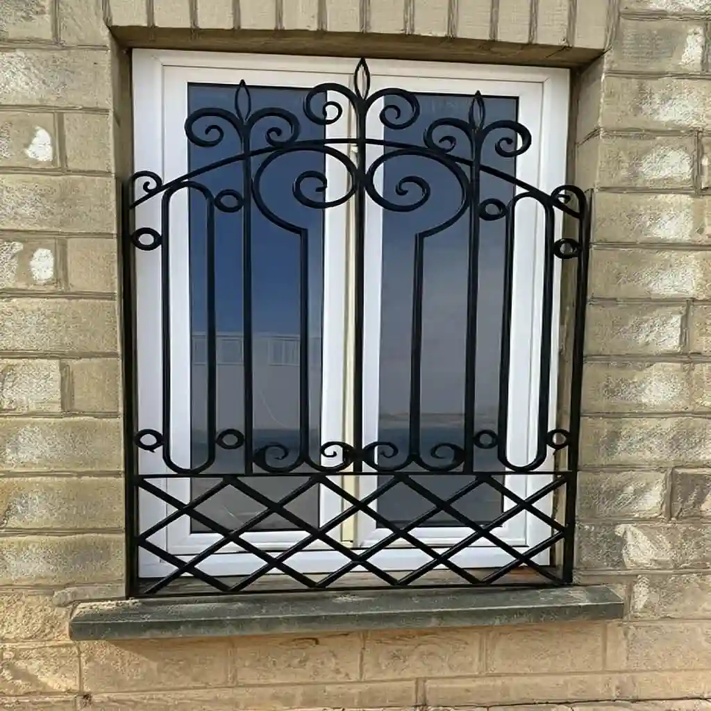 تصویر حفاظ پنجره مدل رز فرفورژه و شبکه لوزی