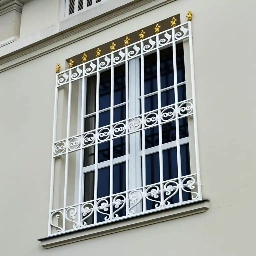 حفاظ پنجره مدل سلطنتی نیل در نمای رومی کلاسیک