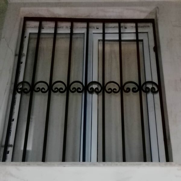 اجرای حفاظ پنجره نعل اسبی در ساختمان مسکونی