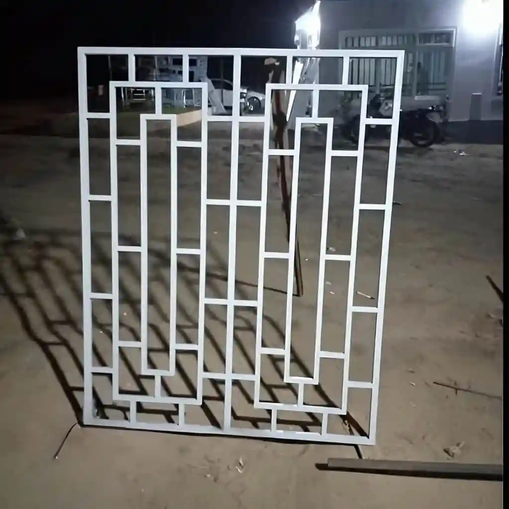 حفاظ پنجره کلاسیک مهرآهن هندسی با خطوط متقاطع