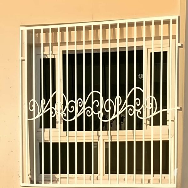 حفاظ پنجره گل نیلوفری با طراحی هنری فرفورژه