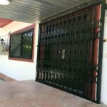 نصب درب آکاردئونی روی دیوار