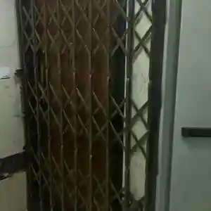 درب و حفاظ آکاردئونی نصب‌شده روی دیوار