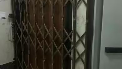 درب و حفاظ آکاردئونی نصبشده روی دیوار