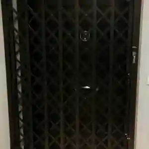 انواع حفاظ درب آپارتمان لولایی و کشویی