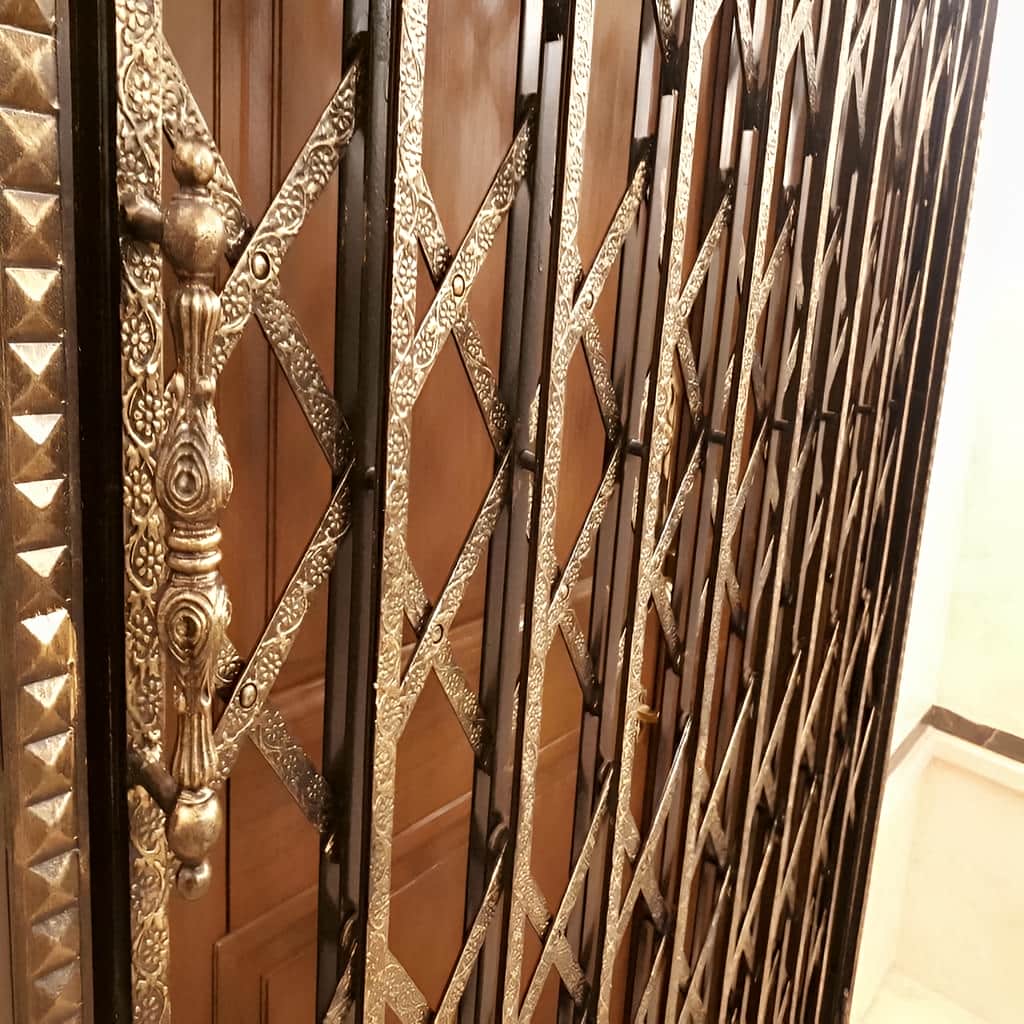 نصب درب آکاردئونی فلزی ضدسرقت چهارگل در شیراز