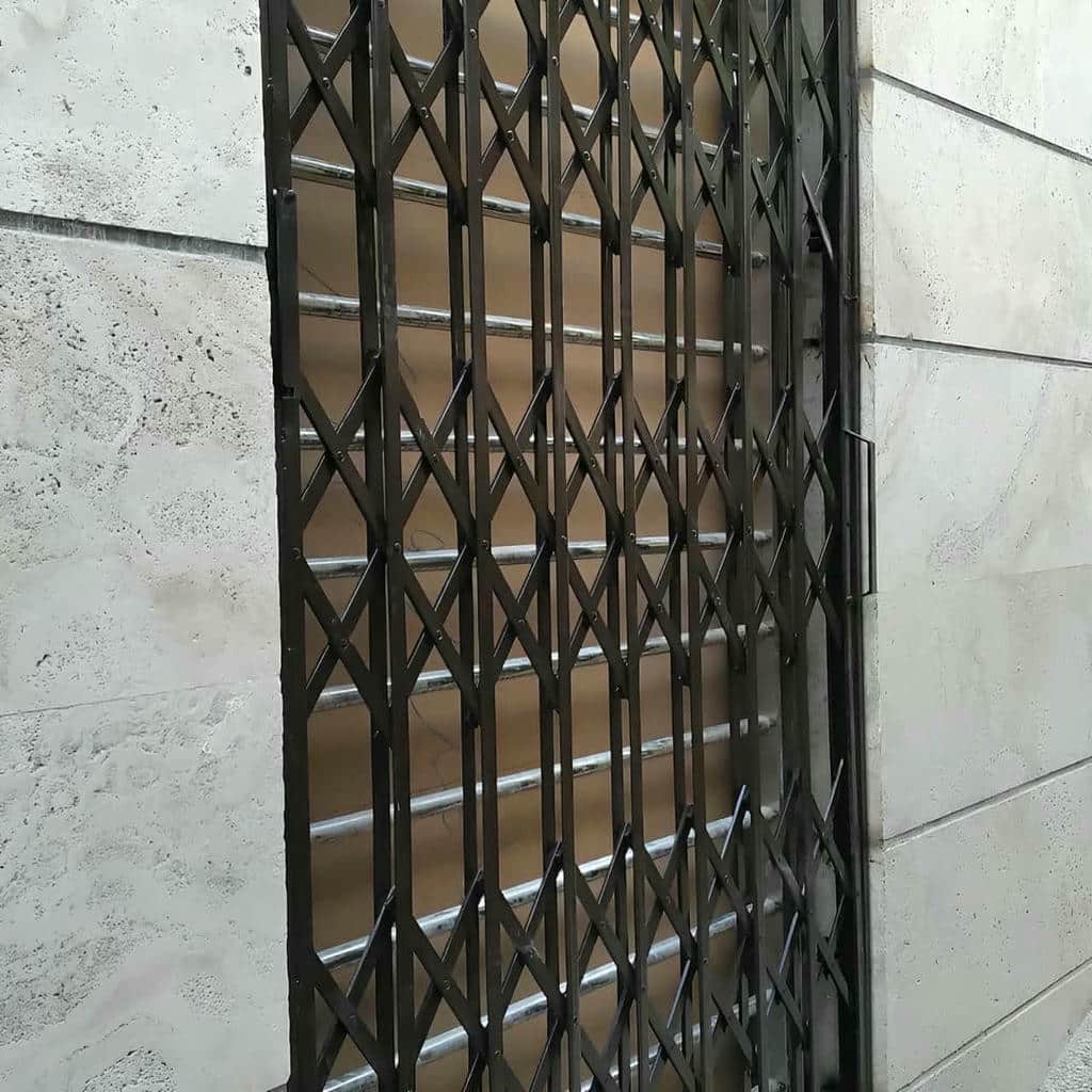 نصب درب آکاردئونی فلزی ضدسرقت چهارگل در بندر انزلی