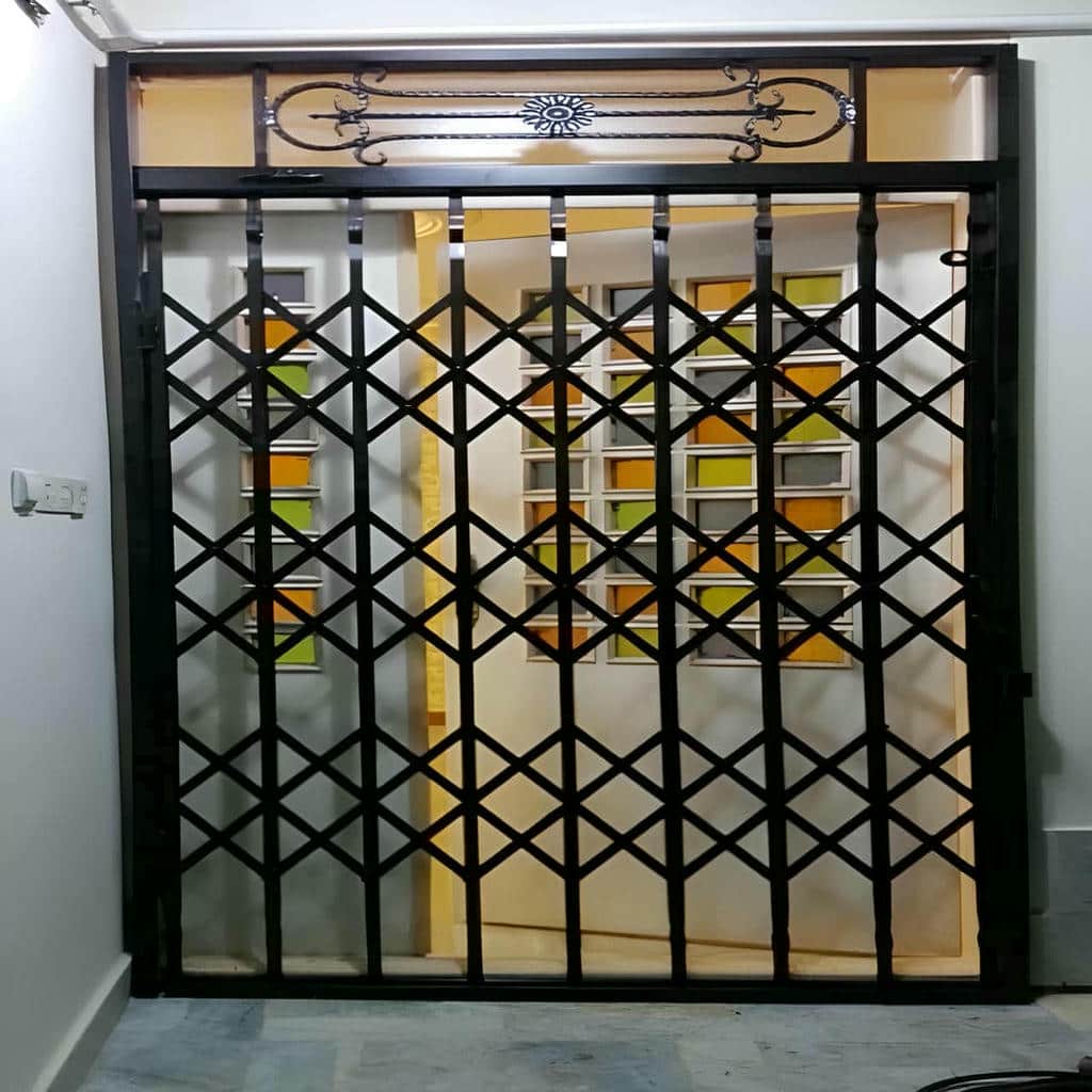 نصب درب آکاردئونی فلزی ضدسرقت چهارگل در چابهار