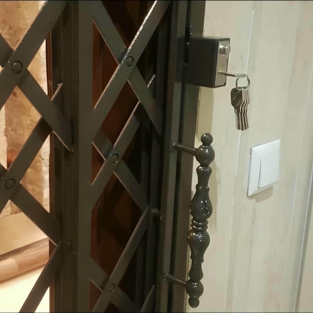 نصب درب آکاردئونی فلزی ضدسرقت چهارگل در استان گیلان