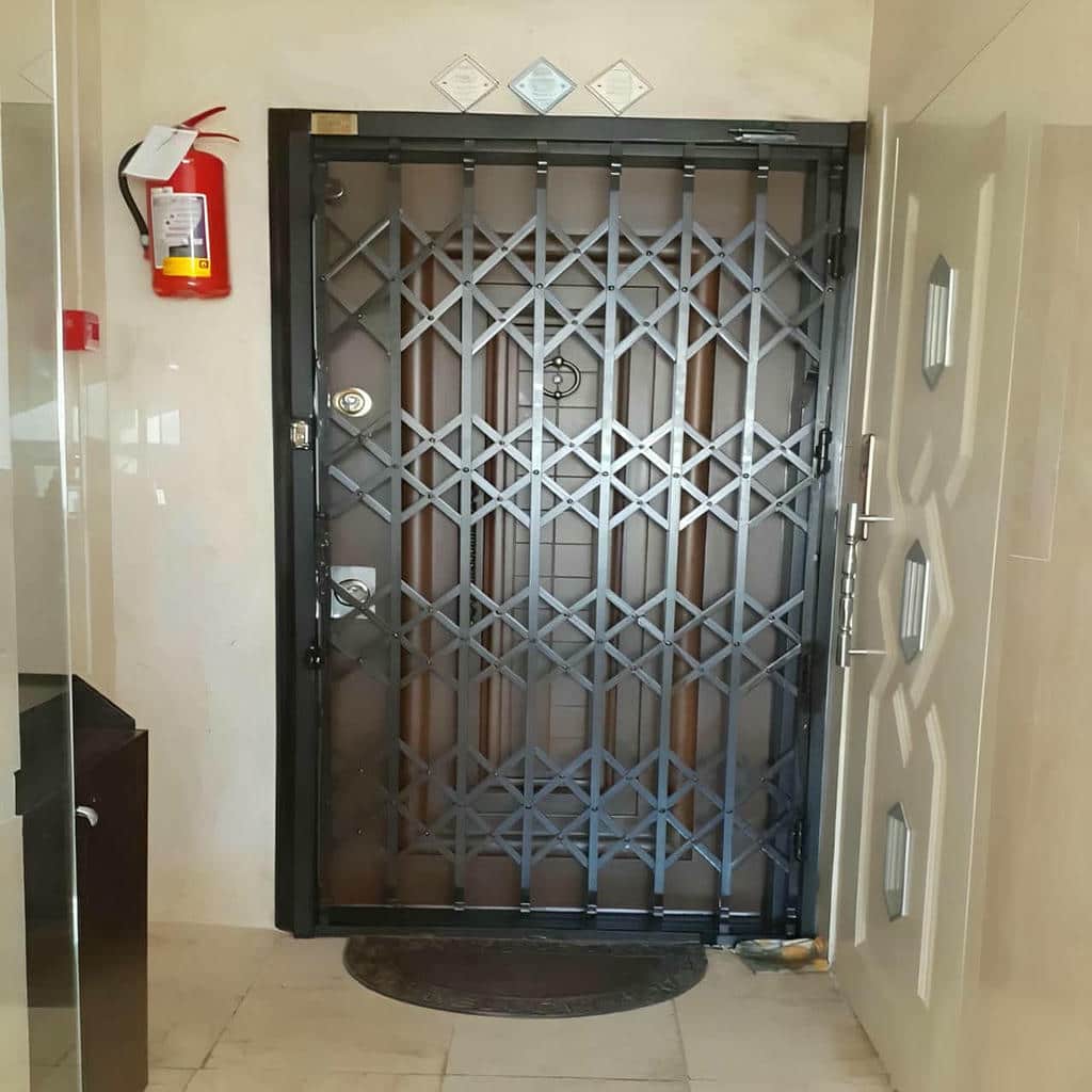 نصب درب آکاردئونی فلزی ضدسرقت چهارگل در سیرجان