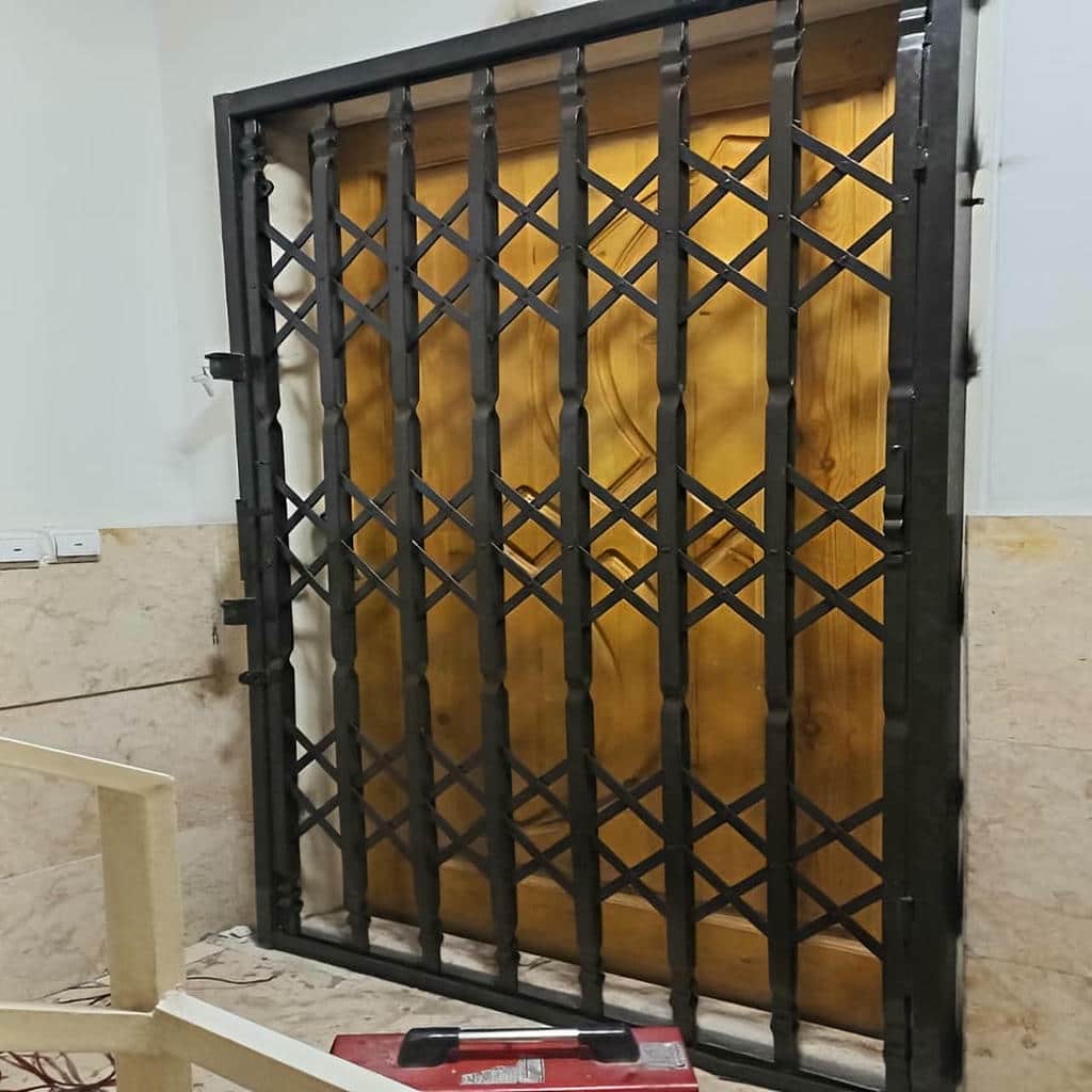 نصب درب آکاردئونی فلزی ضدسرقت سه گل در استان گلستان