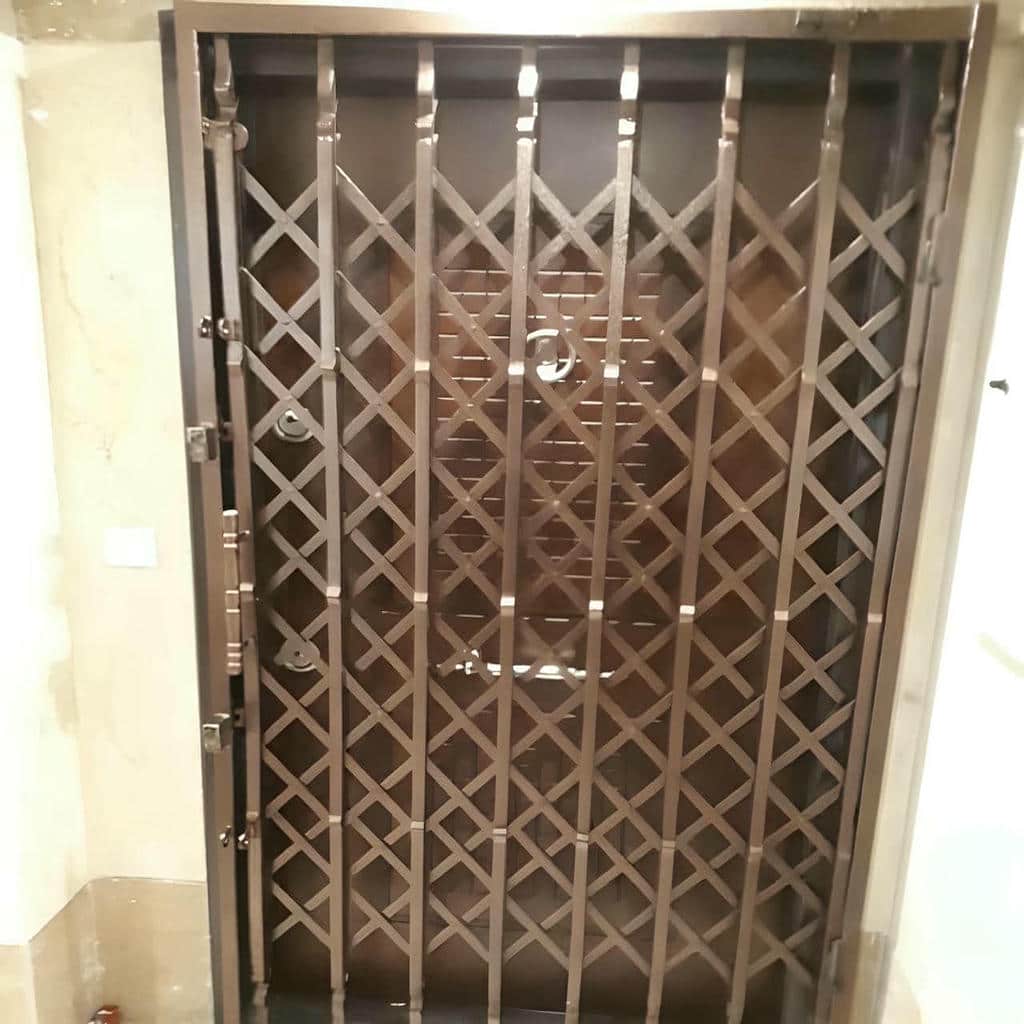 نصب درب آکاردئونی فلزی ضدسرقت چهارگل در استان خوزستان