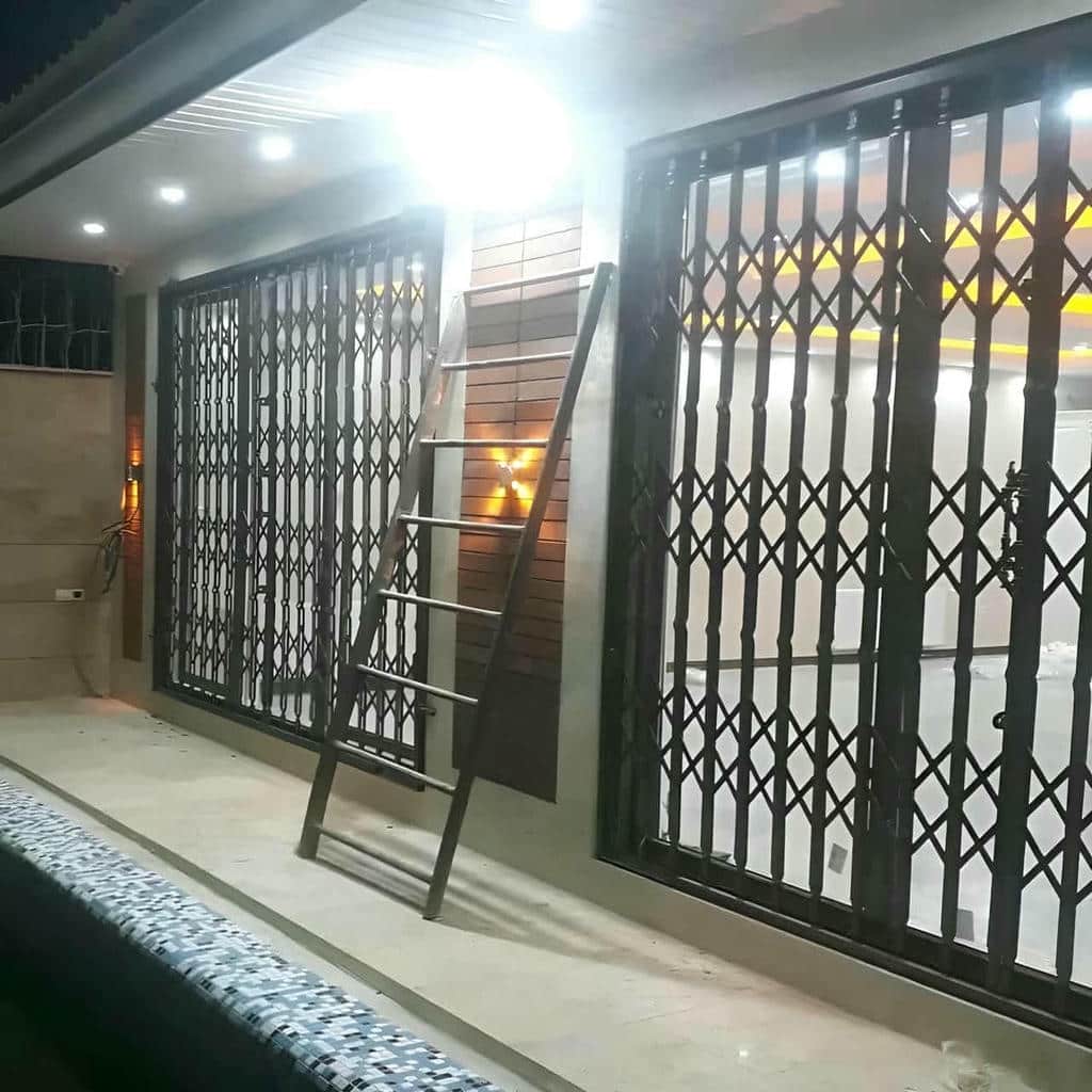 نصب درب آکاردئونی فلزی ضدسرقت چهارگل در فیروزکوه