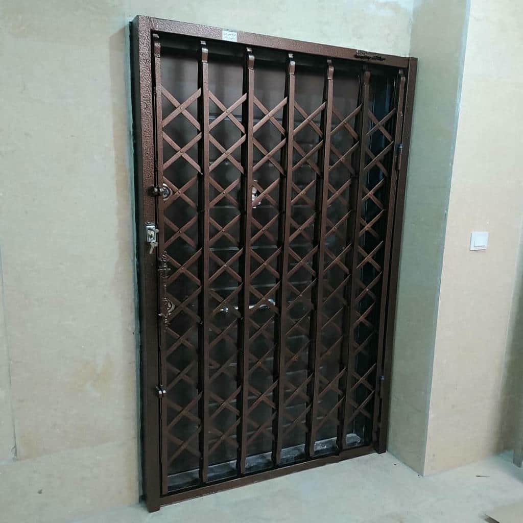 نصب درب آکاردئونی فلزی ضدسرقت چهارگل در یاسوج