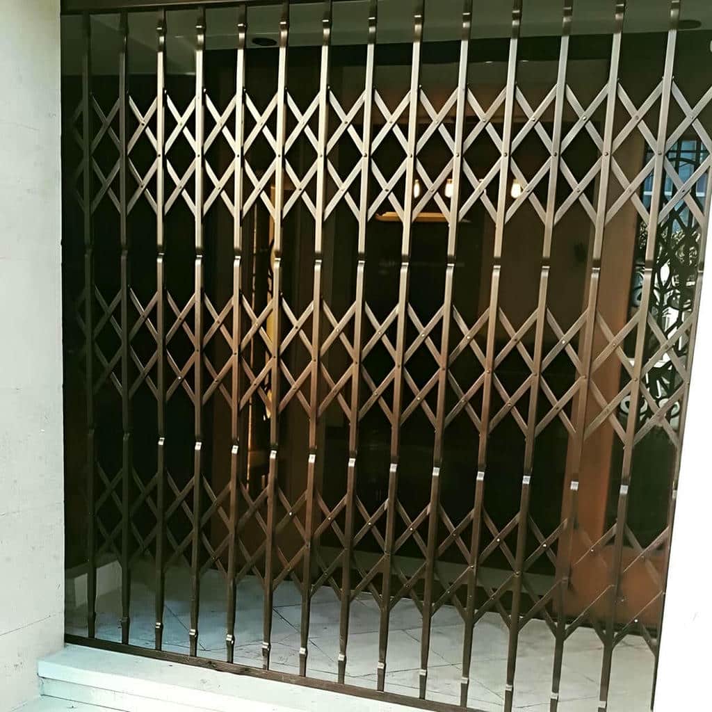 نصب درب آکاردئونی فلزی ضدسرقت چهارگل در ساری
