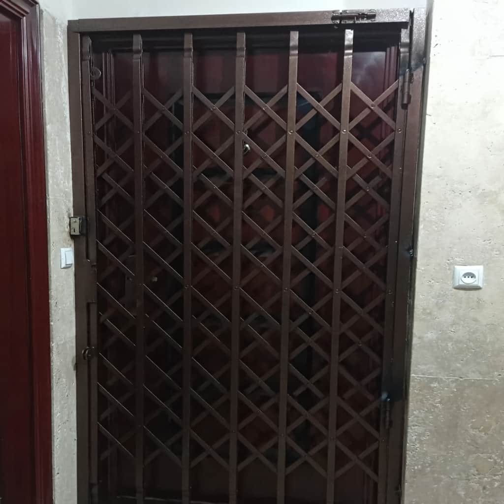 درب آکاردئونی ضد سرقت استاندارد با اتصال مستحکم