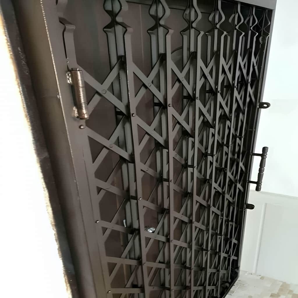 خرید درب آکاردئونی مدرن مشکی ورودی اداری برای دفتر