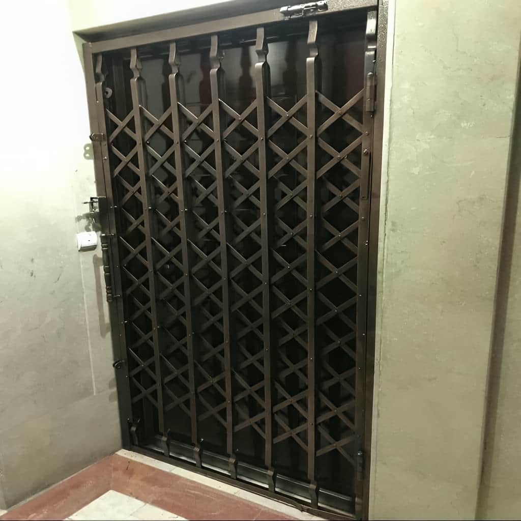 درب آکاردئونی با ریل روان و حرکت جمع شونده