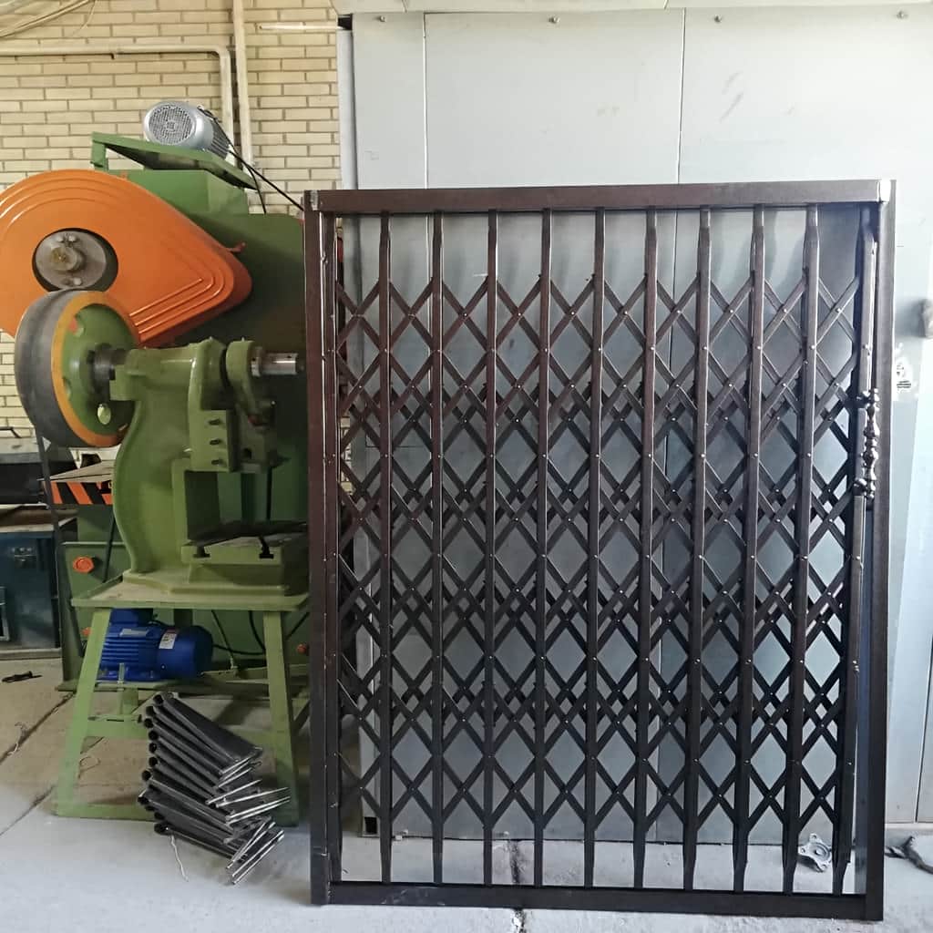 سفارش درب آکاردئونی طرح دار لوزی مطابق نما