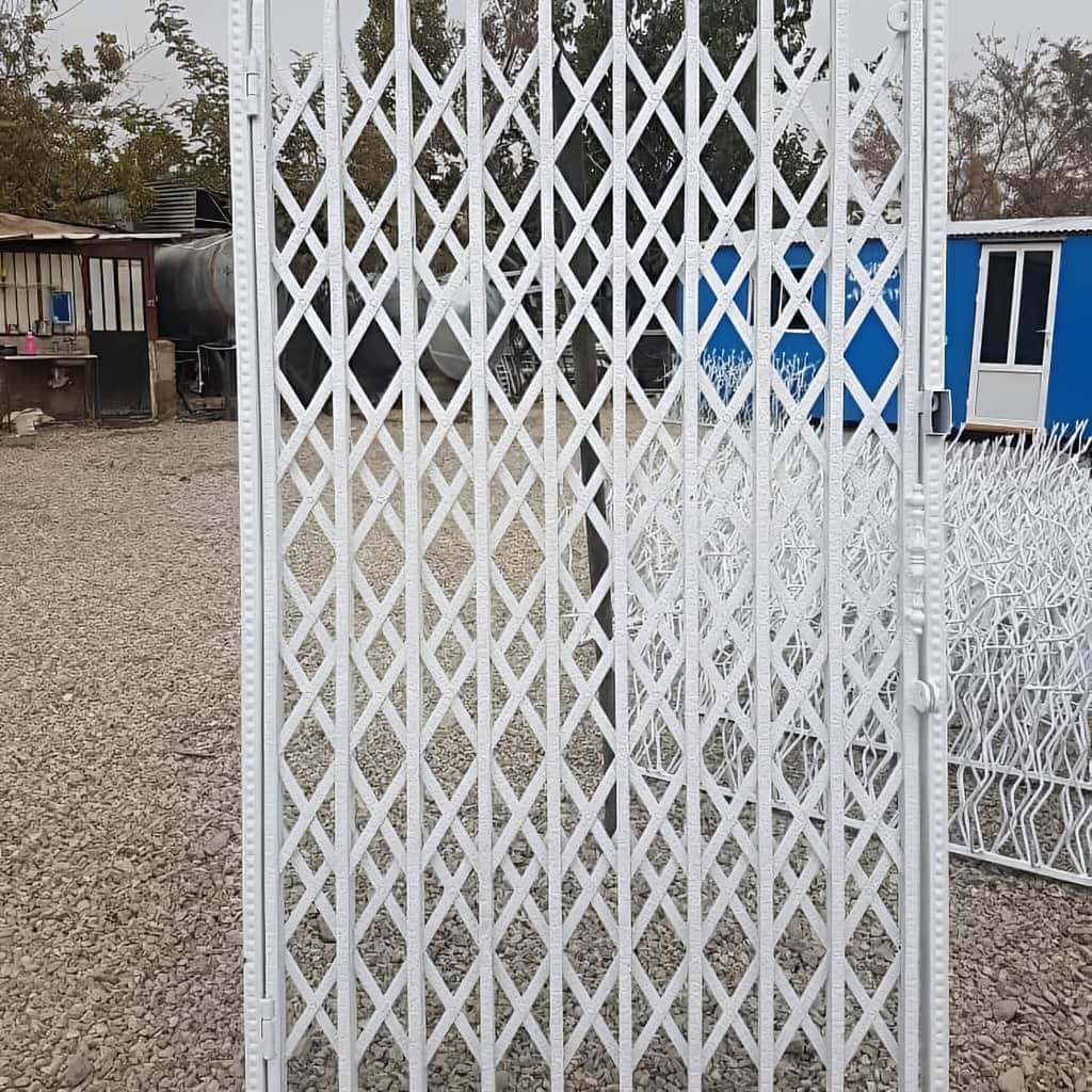 درب آکاردئونی مشکی طلایی برای ورودی شیک