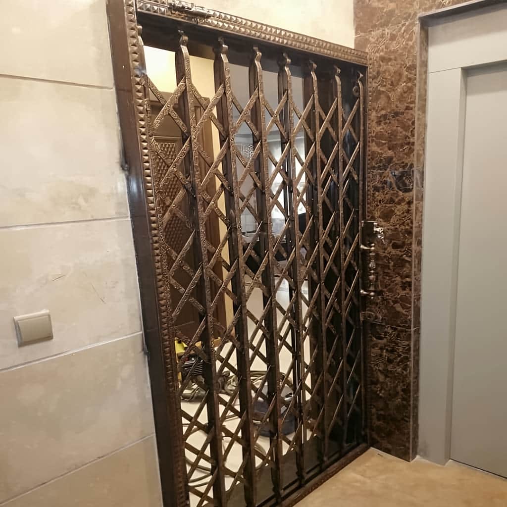 محافظ درب آپارتمان با جوشکاری اصولی اتصالات