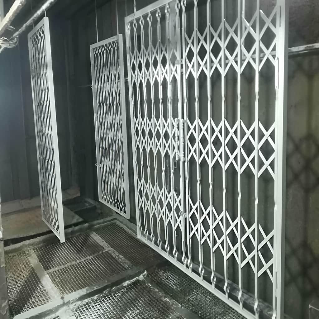 درب آکاردئونی سه گل تسمه برای ورودی واحد مسکونی