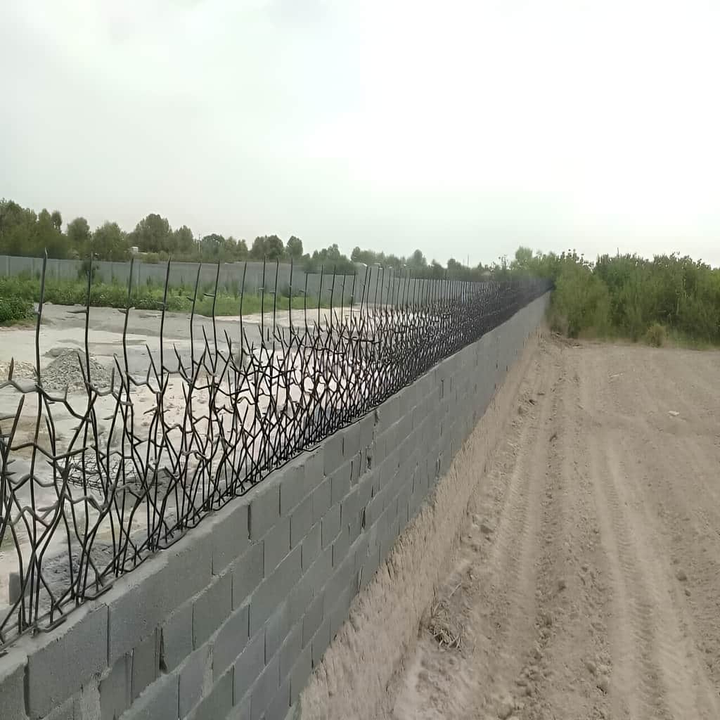 نصب حفاظ شاخ گوزنی پرتراکم امنیتی روی دیوار سنگی
