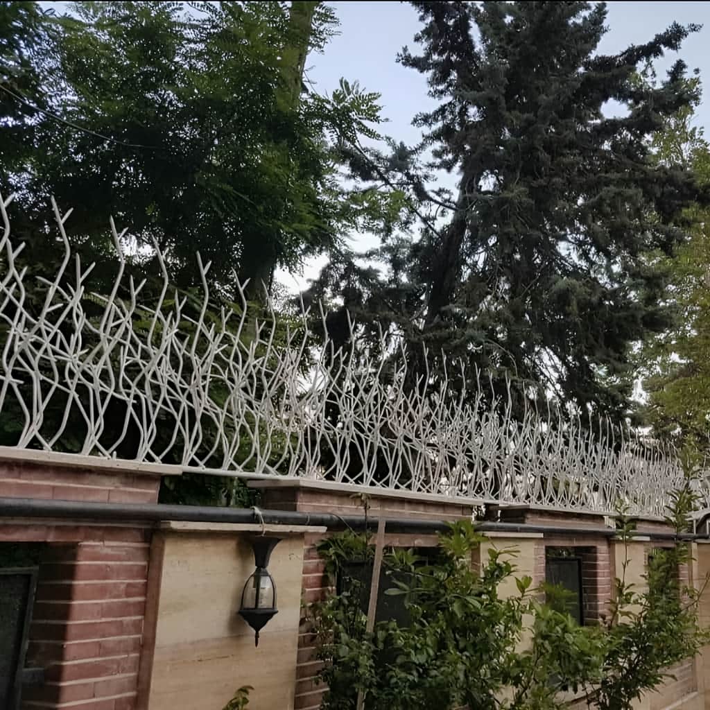 نصب حفاظ دیوار پرتراکم خمکاری شده روی دیوار سنگی