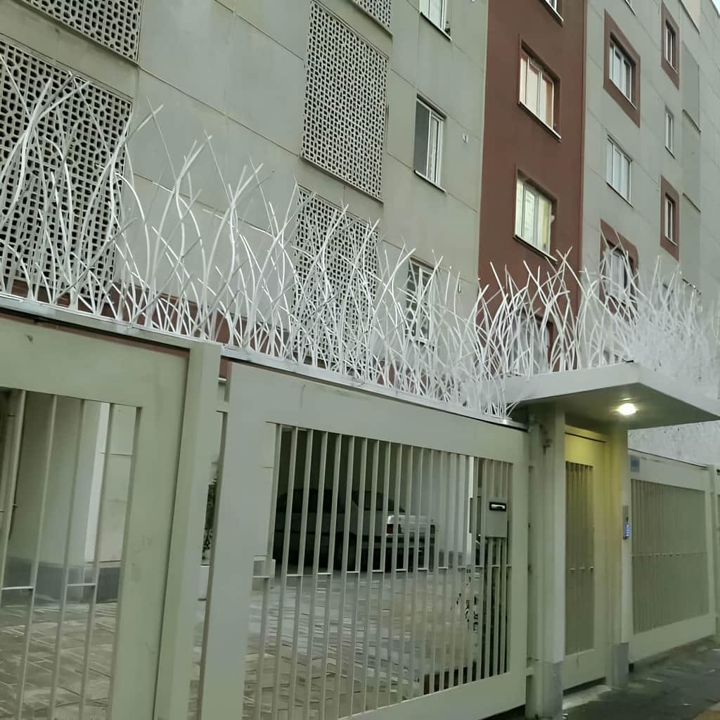 نصب حفاظ روی دیوار حیاط مسکونی با پلیت استاندارد
