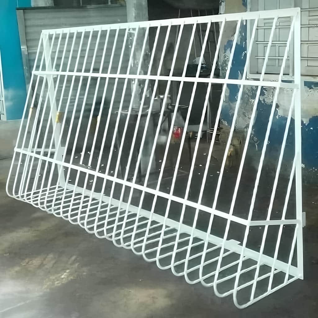 نصب حفاظ پنجره آپارتمان طبقات پایین روی نمای آماده