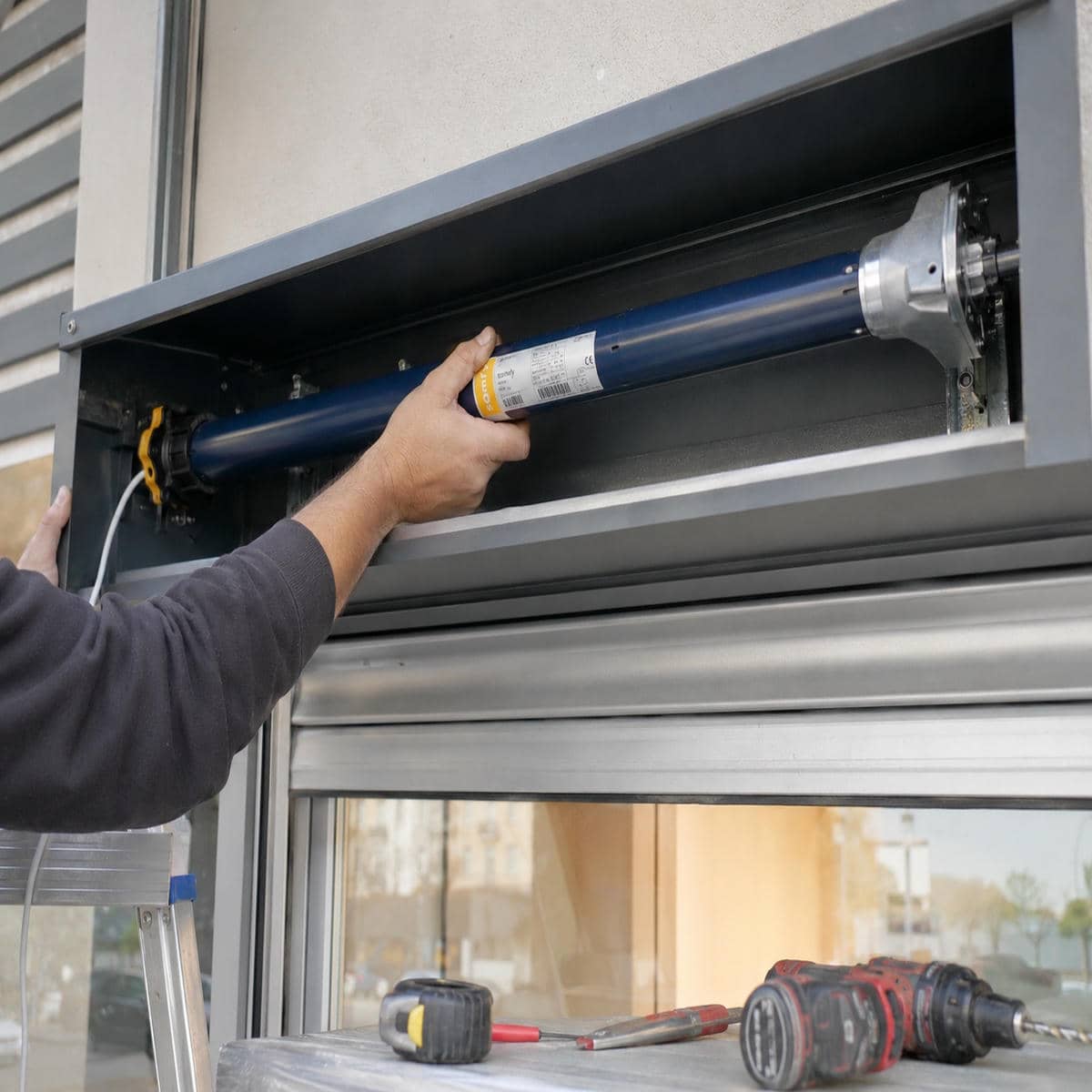 05_installing_tubular_motor_inside_shutter_housing کاربری های رایج موتور توبلار کرکره برقی