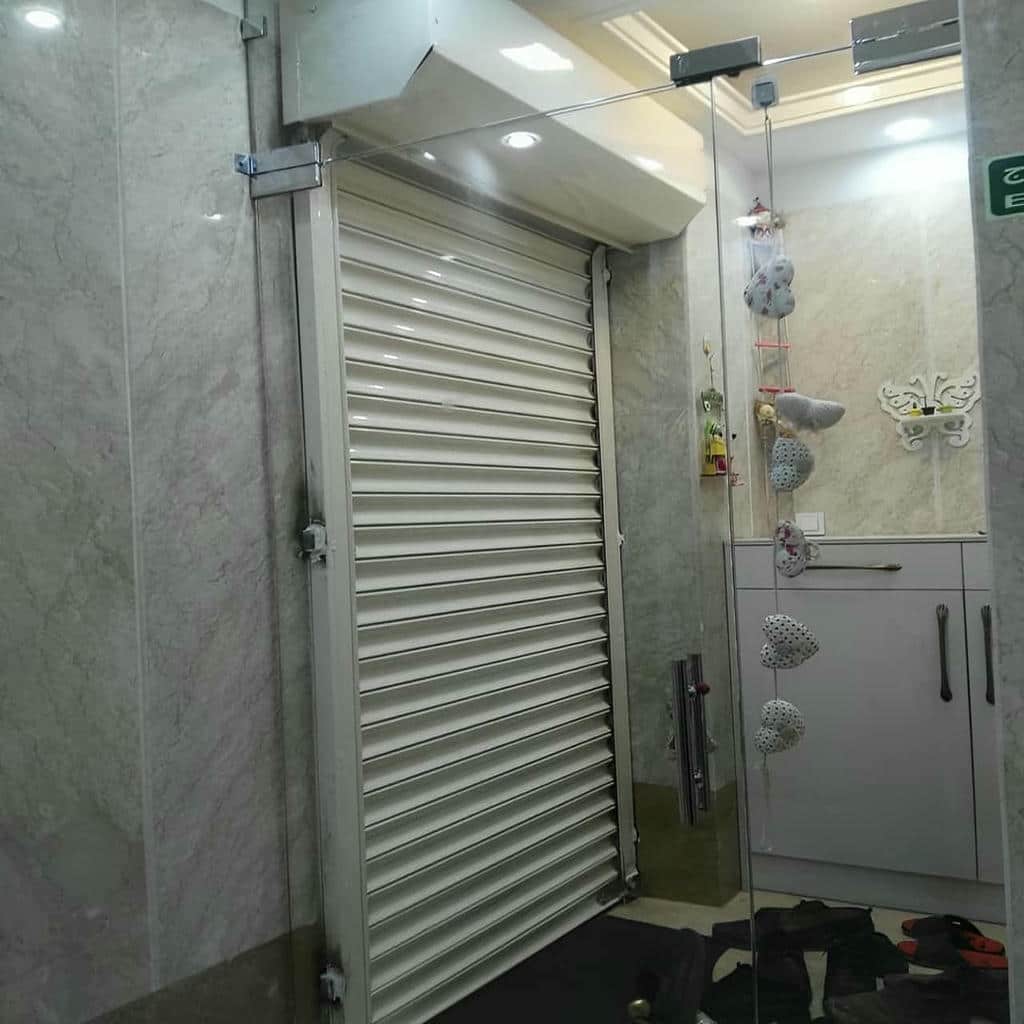 حفاظ کرکره ای برقی پشت درب ورودی آپارتمان با موتور ساید برای وزن بالا حفاظ کرکره ای برقی پشت درب ورودی آپارتمان با موتور ساید برای وزن بالا