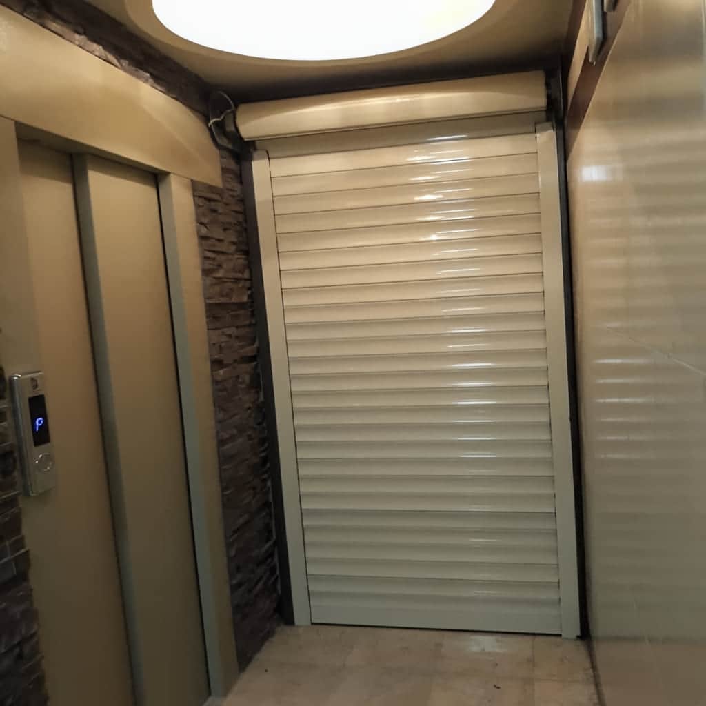 حفاظ کرکره ای برقی پشت درب ورودی آپارتمان با موتور توبلار نصب شده حفاظ کرکره ای برقی پشت درب ورودی آپارتمان با موتور توبلار نصب شده