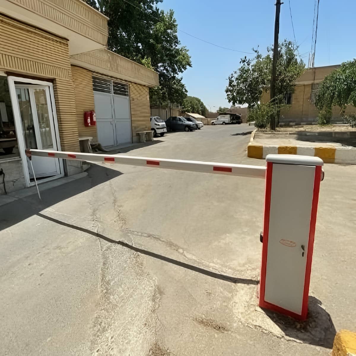 راهبند دستی با پایه فلزی نصب شده نصب ساده راهبند دستی