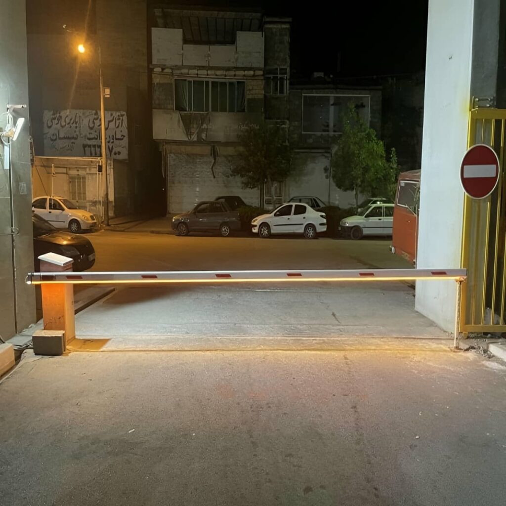 راهبند ورودی شهرک مسکونی با بدنه فلزی رنگ شده