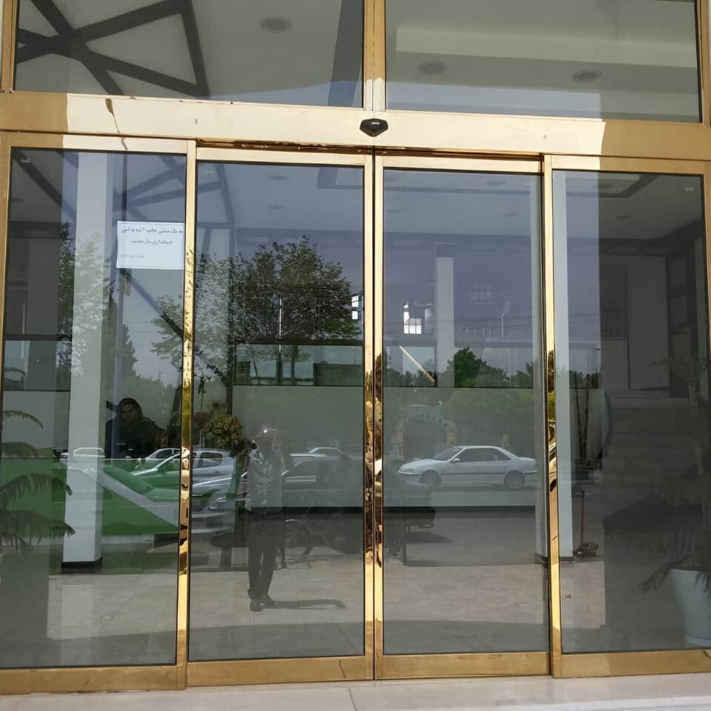 فریم آلومینیومی درب اتوماتیک شیشه ای با یراق هماهنگ قاب