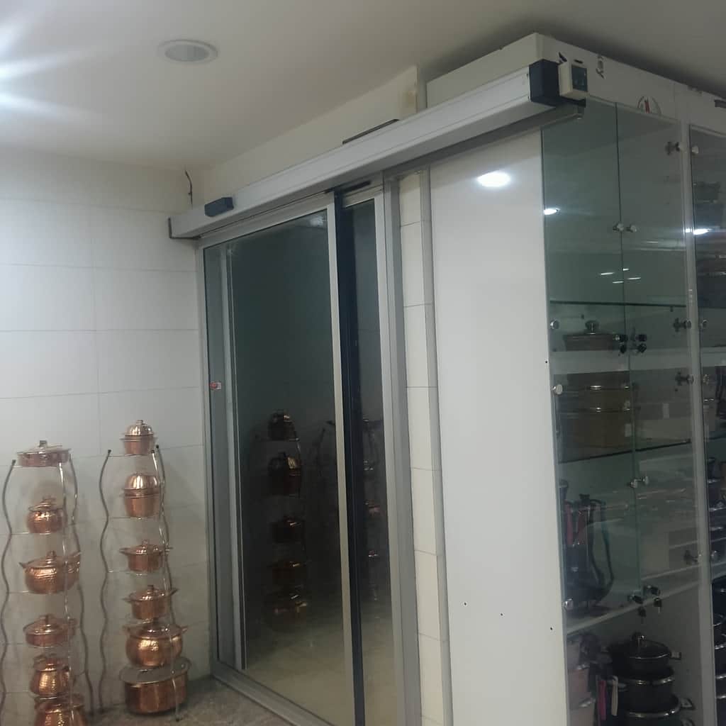 اپراتور درب شیشه ای کشویی با نصب تراز روی دهانه