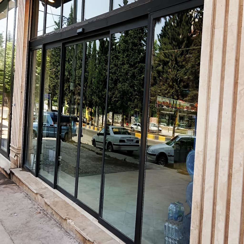درب شیشه ای لمینت اتوماتیک لابی با نصب تراز روی سنگ کف
