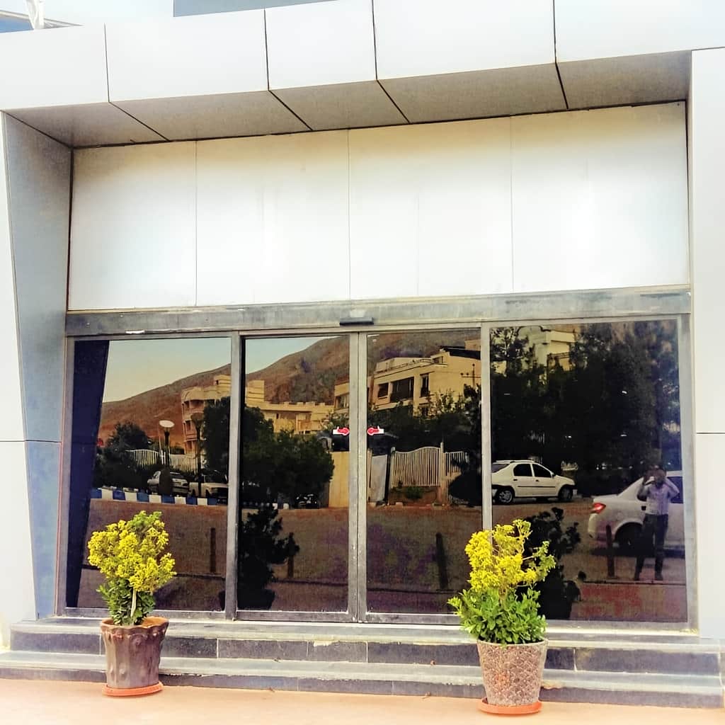 درب اتوماتیک شیشه ای بیمارستانی سنسور حرکت با نصب تراز روی کف