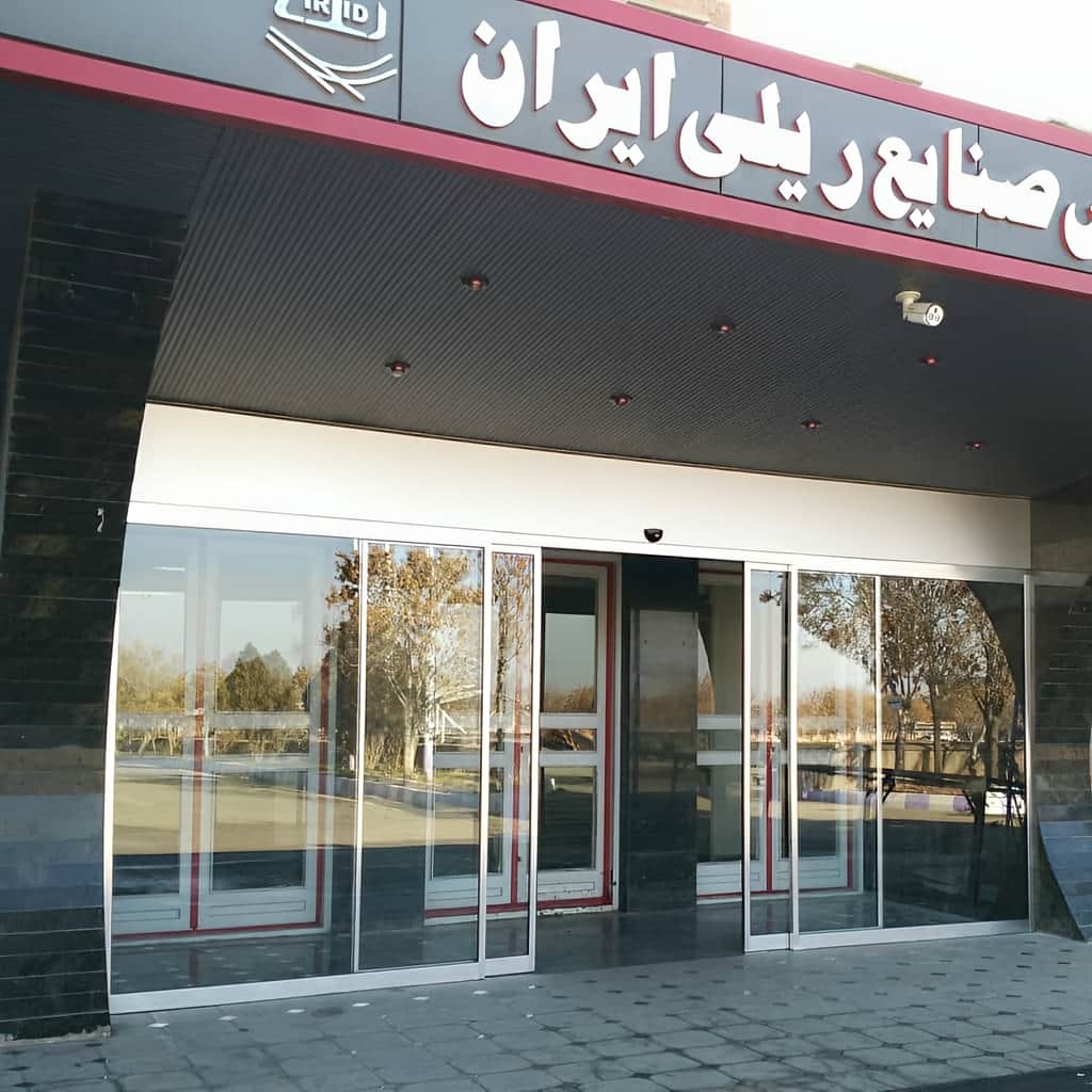 درب شیشه ای اتوماتیک فروشگاهی پرتردد با فریم آلومینیومی محکم