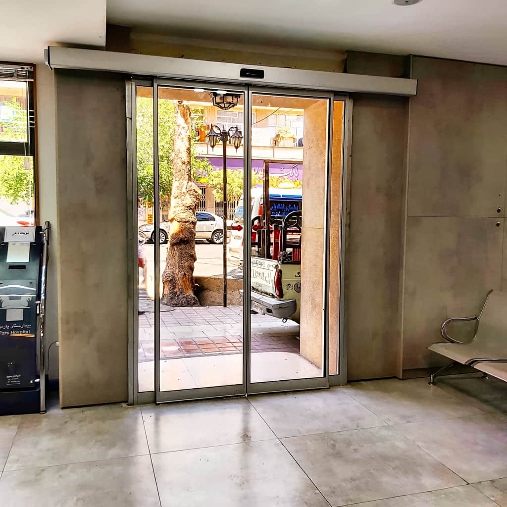 درب شیشه ای اتوماتیک اداری کارتخوان دار با فریم آلومینیومی باریک
