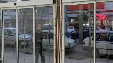 12 نمونه درب اتوماتیک شیشه‌ای مدرن با فریم مشکی
