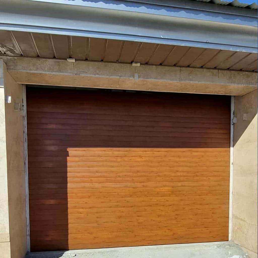 کرکره برقی مدرن نمای تجاری با ریل جانبی تراز