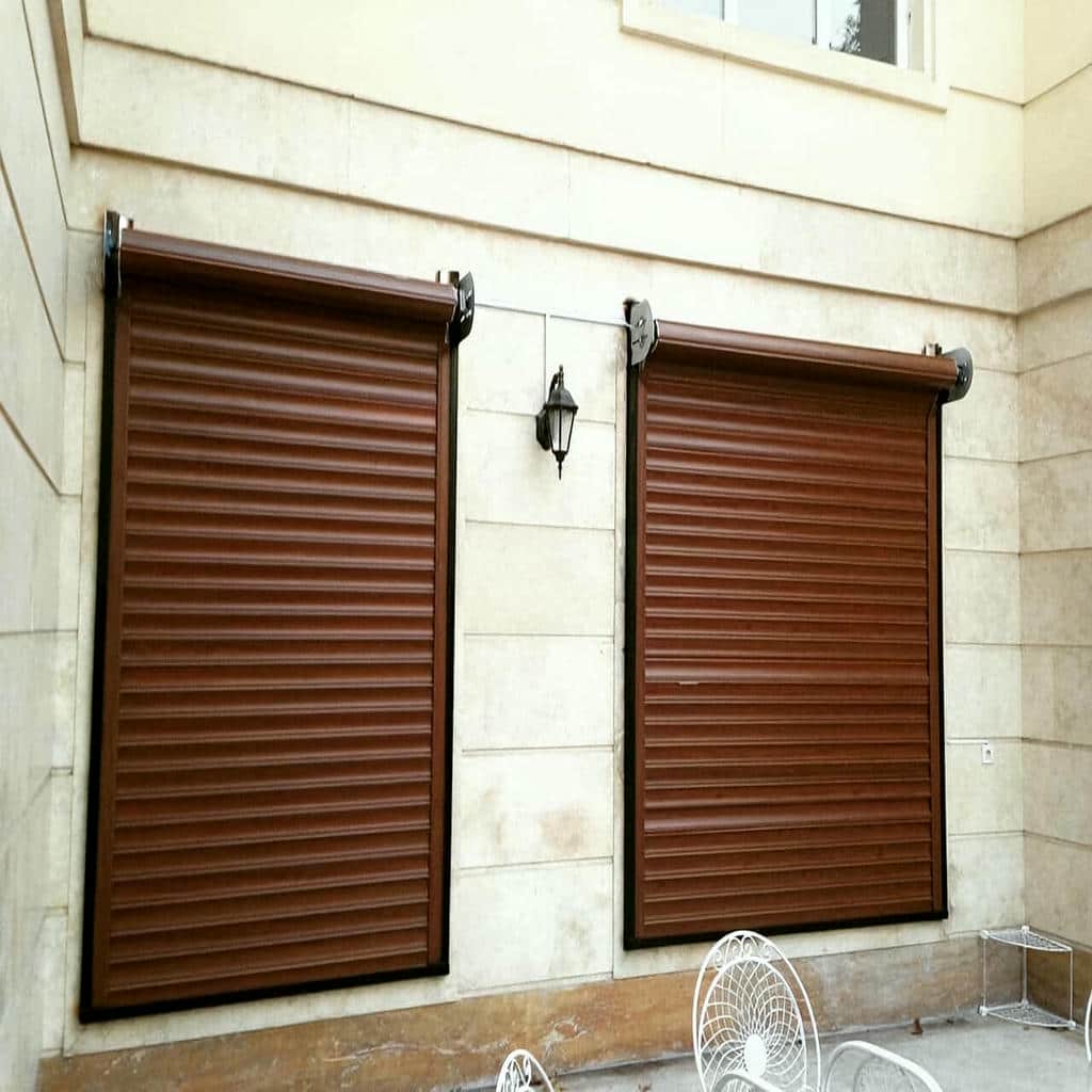 کرکره برقی با ریل تراز شده کنار ورودی کرکره برقی با ریل تراز شده کنار ورودی