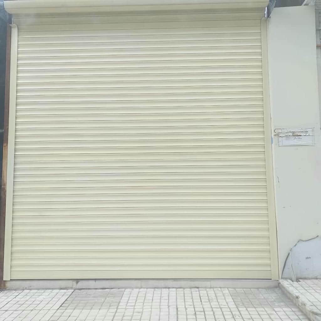 کرکره برقی با ریل تراز شده کنار ورودی