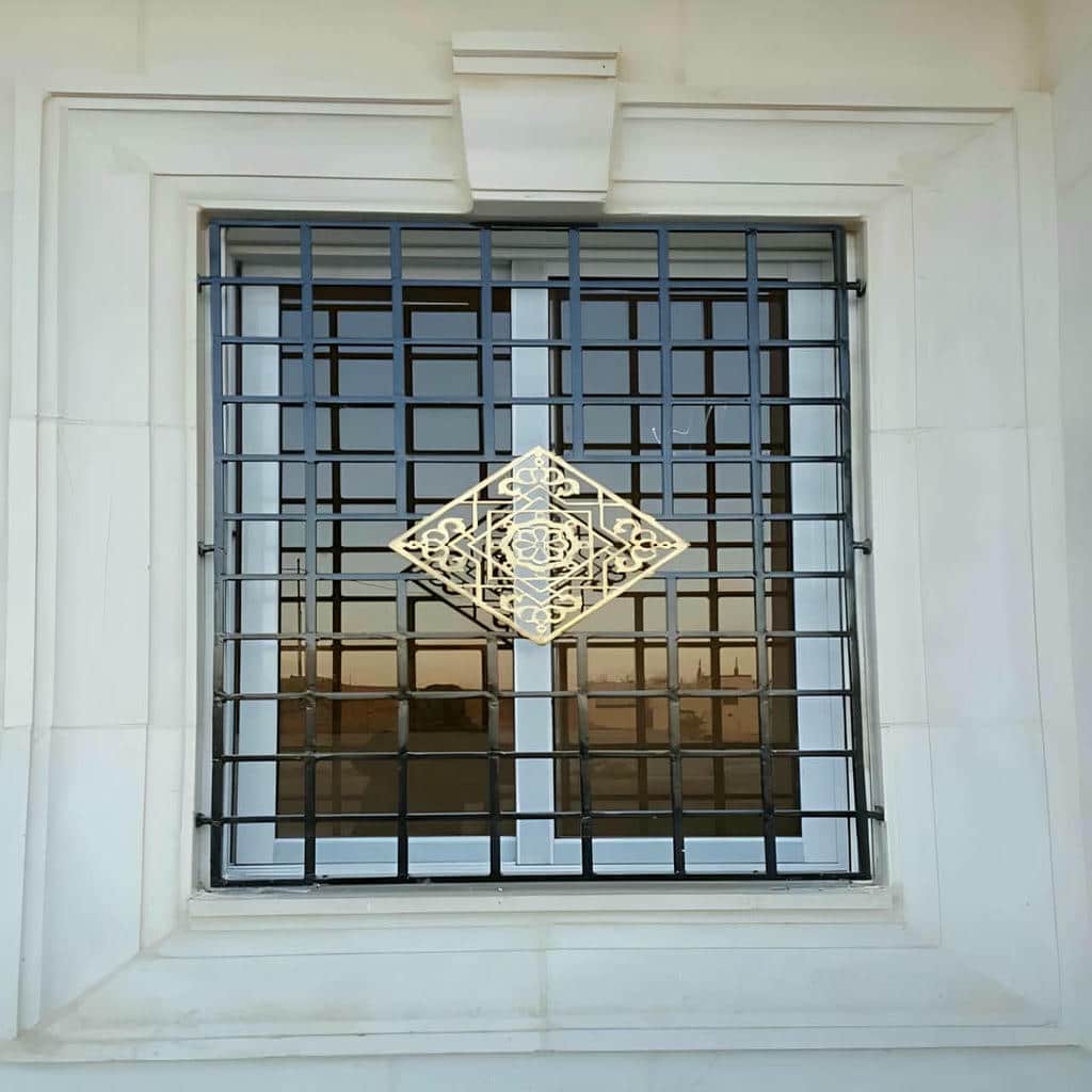 حفاظ پنجره مشکی طلایی نما سفارشی